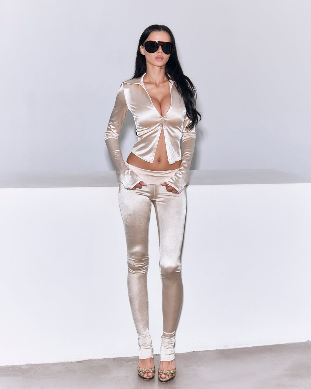 Noire Leggings on model